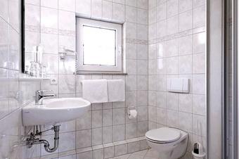 Hotel Hahnen - Bathroom